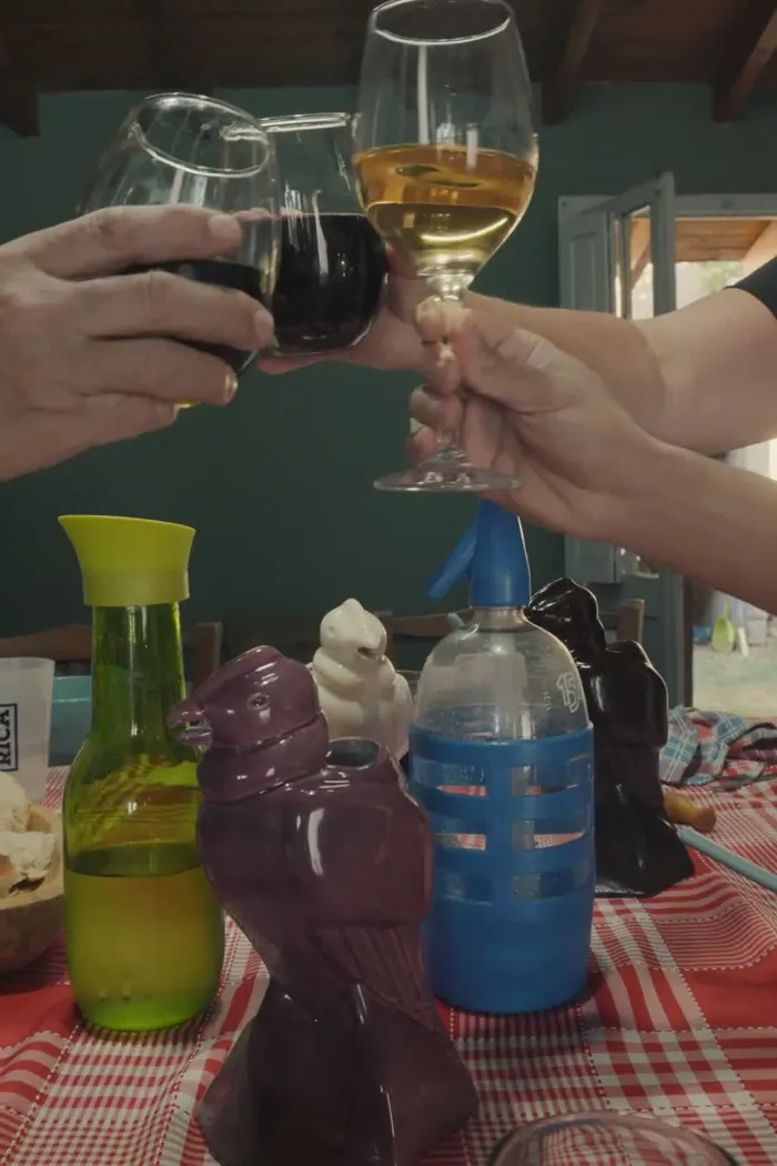 Brindis en una mesa con jarras Condorino